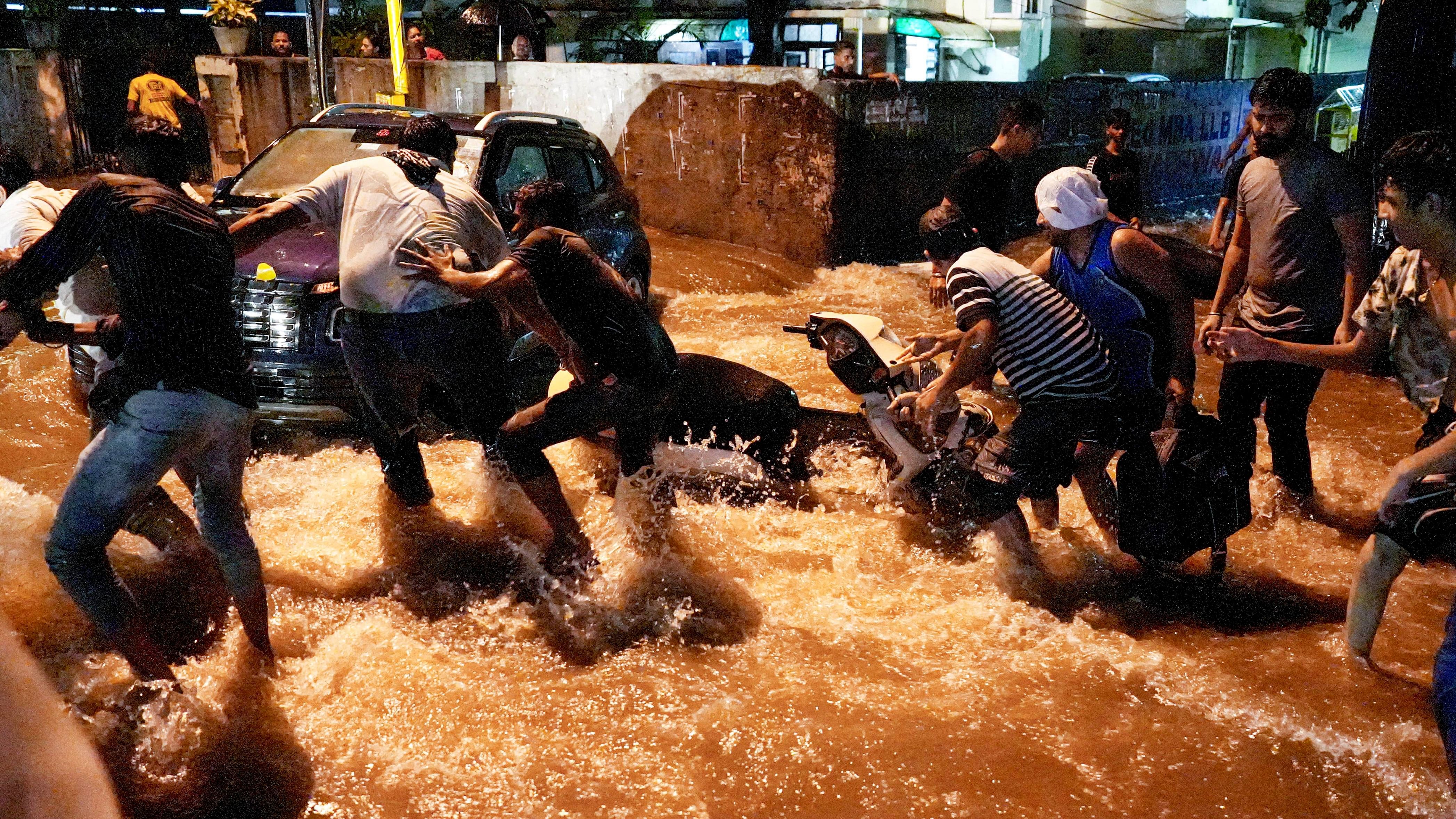 <div class="paragraphs"><p>People struggling to pass through waterlogged street in Delhi.</p></div>